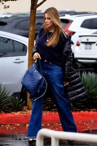 sofia-vergara-arrives-at-a-spa-in-west-hollywood-12-21-2023-3.jpg