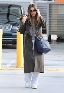 sofia-vergara-arrives-at-westfield-century-city-mall-in-los-angeles-12-22-2023-6.jpg