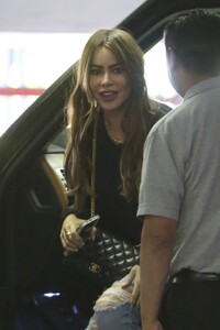 sofia-vergara-heading-to-her-office-in-beverly-hills-11-02-2023-3.jpg