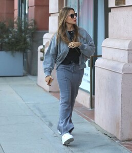 sofia-vergara-out-and-about-in-los-angeles-12-08-2023-3.jpg