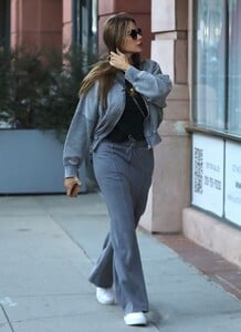 sofia-vergara-out-and-about-in-los-angeles-12-08-2023-5.jpg