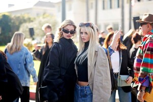 stella-maxwell-arrives-at-balenciaga-fall-24-show-in-los-angeles-12-02-2023-2.jpg