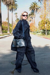 stella-maxwell-arrives-at-balenciaga-fall-24-show-in-los-angeles-12-02-2023-4.jpg