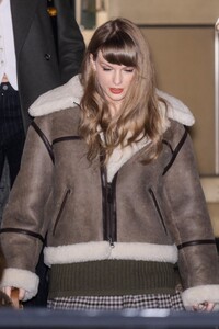 taylor-swift-night-out-in-new-york-12-08-2023-4.jpg