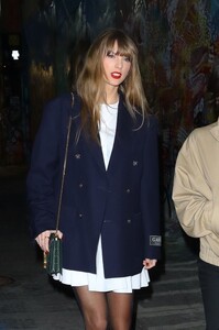 taylor-swift-out-for-dinner-with-a-friend-after-returning-from-south-america-11-13-2023-0.jpg