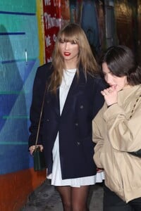 taylor-swift-out-for-dinner-with-a-friend-after-returning-from-south-america-11-13-2023-6.jpg