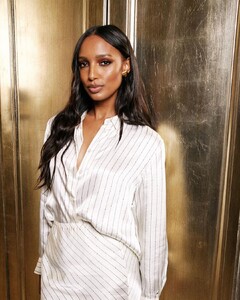 tommyhilfiger_408792080_372014448618463_7340378664880177612_n.jpg