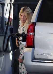 tori-spelling-at-a-gas-station-in-woodland-hills-12-15-2023-2.jpg