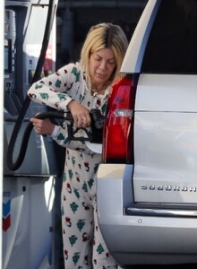 tori-spelling-at-a-gas-station-in-woodland-hills-12-15-2023-3.jpg