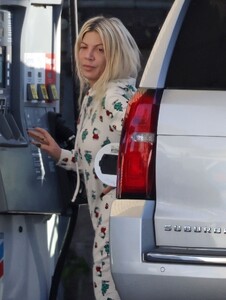 tori-spelling-at-a-gas-station-in-woodland-hills-12-15-2023-4.jpg