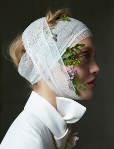 vogue-italia-11-2016_by_camilla-akrans_(1).thumb.jpg.d9609cc1afe43e5aba11669c3ab1f4f1.jpg