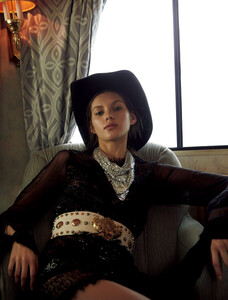 vogue-japan-march-2016_valery-kaufman-by-camilla-akrans_(11).thumb.jpg.621142b67edaa4b02e38dea7dfcbdd51.jpg