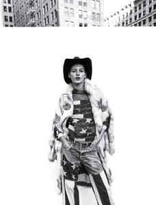 vogue-japan-march-2016_valery-kaufman-by-camilla-akrans_(3).thumb.jpg.d274109a388cb6342e293e06e8ddb673.jpg