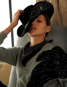 vogue-japan-march-2016_valery-kaufman-by-camilla-akrans_(4).thumb.jpg.a086041adbea9b9a2a98ef1aa3aea1c1.jpg