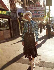 vogue-japan-march-2016_valery-kaufman-by-camilla-akrans_(8).thumb.jpg.999b77d3ad97c384b0c702664e74a6ee.jpg