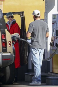 whitney-port-at-a-gas-station-in-studio-city-12-03-2023-2.jpg