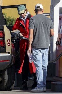 whitney-port-at-a-gas-station-in-studio-city-12-03-2023-3.jpg