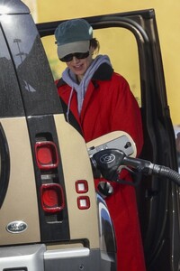 whitney-port-at-a-gas-station-in-studio-city-12-03-2023-4.jpg