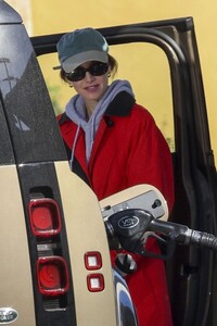 whitney-port-at-a-gas-station-in-studio-city-12-03-2023-6.jpg