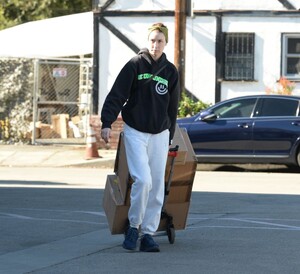 whitney-port-hauling-packages-from-a-shipping-store-in-los-angeles-11-21-2023-5.jpg
