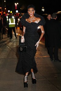 winnie-harlow-arrives-at-2023-cfda-fashion-awards-in-new-york-11-06-2023-0.jpg