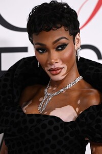 winnie-harlow-at-2023-cfda-fashion-awards-in-new-york-11-06-2023-1.jpg