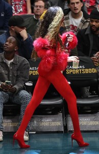 winnie-harlow-at-washington-wizards-vs-orlando-game-at-capital-one-arena-in-washington-d.c.-12-26-2023-7.jpg