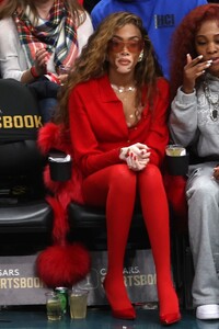 winnie-harlow-at-washington-wizards-vs-orlando-game-at-capital-one-arena-in-washington-d.c.-12-26-2023-9.jpg