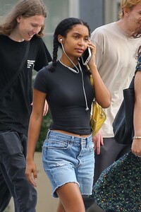 yara-shahidi-makeup-free-in-new-york-07-10-2023-6.jpg