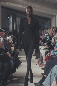 00001-alaia-fall-2023-ready-to-wear-credit-brand.thumb.jpg.41767d3dfea6b26baa0a7aa47342127b.jpg