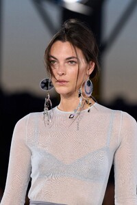 00001-tory-burch-spring-2023-ready-to-wear-details-credit-gorunway.thumb.jpg.4898f2d82300ca4474b24c4841cdae46.jpg