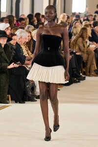 00002-schiaparelli-spring-2023-couture-gorunway.thumb.jpg.fdc3fc49bd7685161c1835d4e50c5697.jpg
