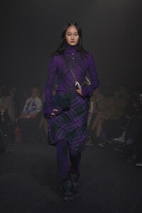 00003-burberry-fall-2023-ready-to-wear-credit-brand.thumb.jpg.37219d298aec9e0ad566191b5b48f6df.jpg