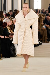 00003-schiaparelli-spring-2023-couture-gorunway.thumb.jpg.8dfc819a8734a2ec0ccc2455d5434cb9.jpg