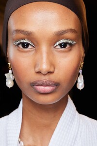 00003-tory-burch-spring-2023-ready-to-wear-beauty-credit-gorunway.thumb.jpg.e4c59702abf0f3be22827229467cfae5.jpg