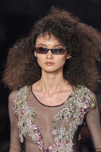 00004-tom-ford-spring-2023-ready-to-wear-details-credit-gorunway.thumb.jpg.84bb6b317220c937c548c89b16b5ce82.jpg