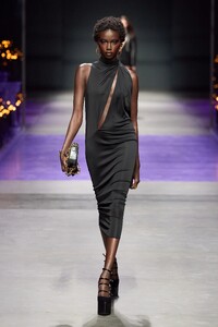 00004-versace-spring-2023-ready-to-wear-credit-gorunway.thumb.jpg.f7c577cee724da248d21d66e33fb36f5.jpg