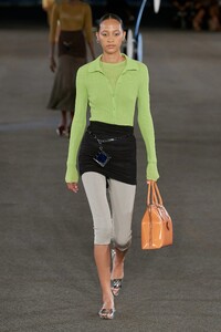 00005-tory-burch-spring-2023-ready-to-wear-credit-gorunway.thumb.jpg.3e174a4c053d64062f60d9d07d219750.jpg