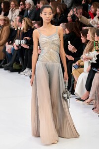 00006-fendi-spring-2023-couture-credit-gorunway.thumb.jpg.33546d81cab246c1c256aa388fbee9cb.jpg