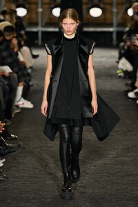 00006-sacai-fall-2023-menswear-credit-gorunway.thumb.jpg.43f26a6c8d662e4a71ca80e6027cfeca.jpg