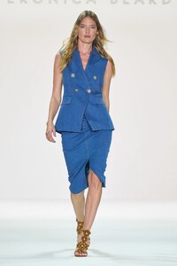 00008-veronica-beard-spring-2023-ready-to-wear-credit-gorunway.thumb.jpg.9136dd63aa79db7770446c45ca434aa0.jpg