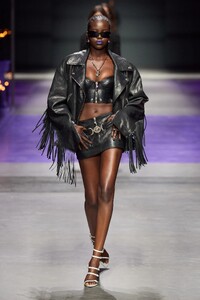 00009-versace-spring-2023-ready-to-wear-credit-gorunway.thumb.jpg.74121f3123e19889ca8f251fc12ef4eb.jpg