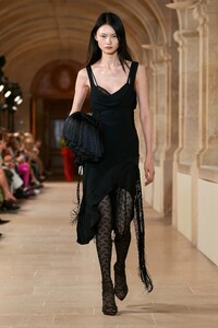 00009-victoria-beckham-spring-2023-ready-to-wear-credit-gorunway.thumb.jpg.c2c68f3627fb54839972f30907779490.jpg