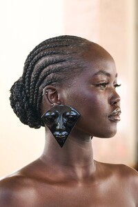 00011-schiaparelli-spring-2023-couture-detail-gorunway.thumb.jpg.35270a3f3ac263edecf6d77fd902abe0.jpg