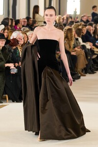 00012-schiaparelli-spring-2023-couture-gorunway.thumb.jpg.86ec82ee5af14798c735bb9cd020fb88.jpg