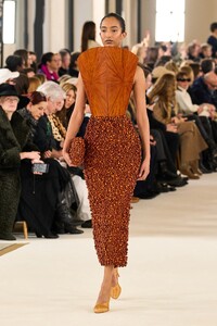 00013-schiaparelli-spring-2023-couture-gorunway.thumb.jpg.1052062c0f65b1e00afe70dd409da318.jpg