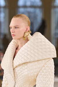 00016-schiaparelli-spring-2023-couture-detail-gorunway.thumb.jpg.41496c36c41441185e0f692aa6455856.jpg