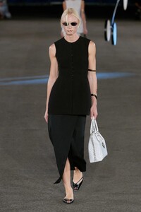 00018-tory-burch-spring-2023-ready-to-wear-credit-gorunway.thumb.jpg.c580e07cd34d3d4756b18fe39755799f.jpg