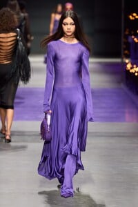 00018-versace-spring-2023-ready-to-wear-credit-gorunway.thumb.jpg.7b57c11b90eae25c78a5feeeb706740f.jpg