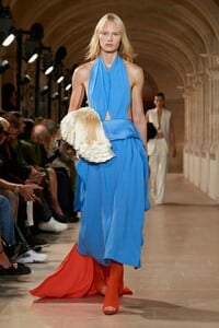 00020-victoria-beckham-spring-2023-ready-to-wear-credit-gorunway.thumb.jpg.057654d92beeef355a9533955b3d5ce3.jpg